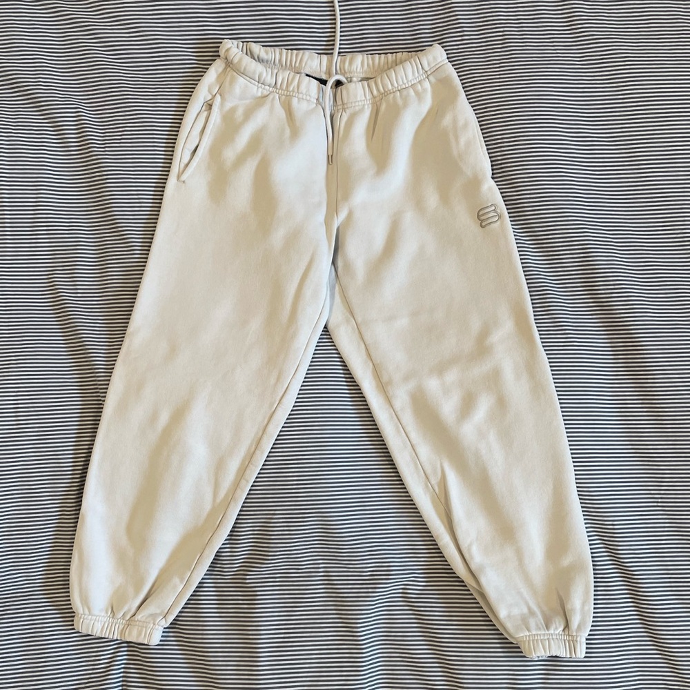 Like new, Aritzia cream sweatpants, size XS